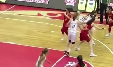 熊猫体育-女篮比赛中惊现逆转，球场上演惊心动魄战斗