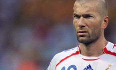 熊猫直播tv-孤骑突围！拉塞尔以寡敌众，索伯极限绝杀阿斯顿马丁