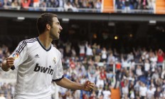 熊猫直播APP-当足球之子降临NBA之夜，阿拉巴在硬木地板上踢出的生涯交响