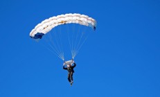 熊猫直播平台-双线缠斗，引擎啸叫与终场蜂鸣在午夜街道共振