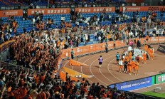 熊猫体育官方-足球赛场上球员们拼尽全力，赢得满堂掌声