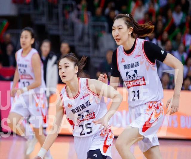 女篮比赛中惊现逆转，球场上演惊心动魄战斗