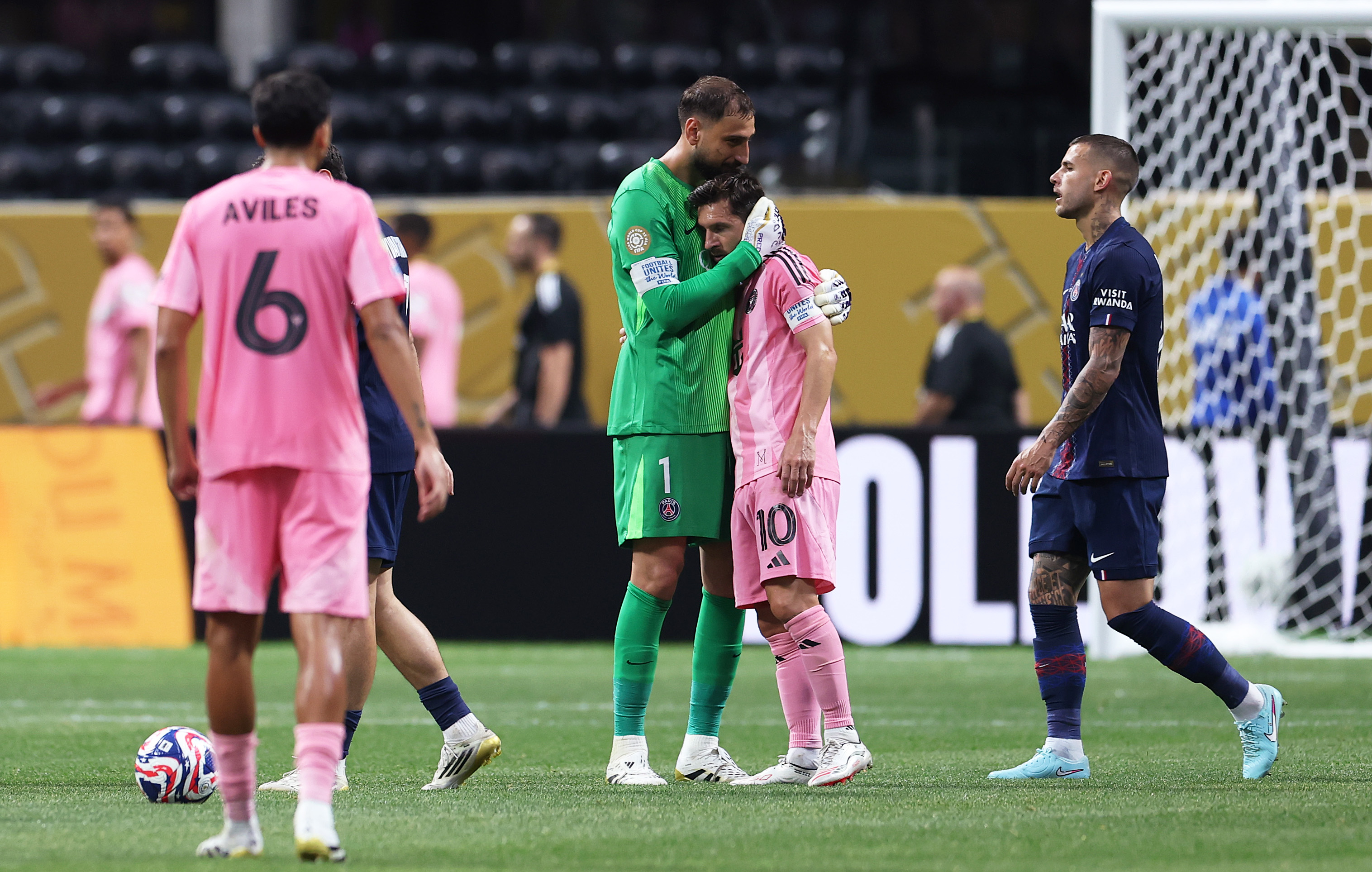 关于巴黎圣日耳曼队豪取胜利，晋级下一轮比赛的信息