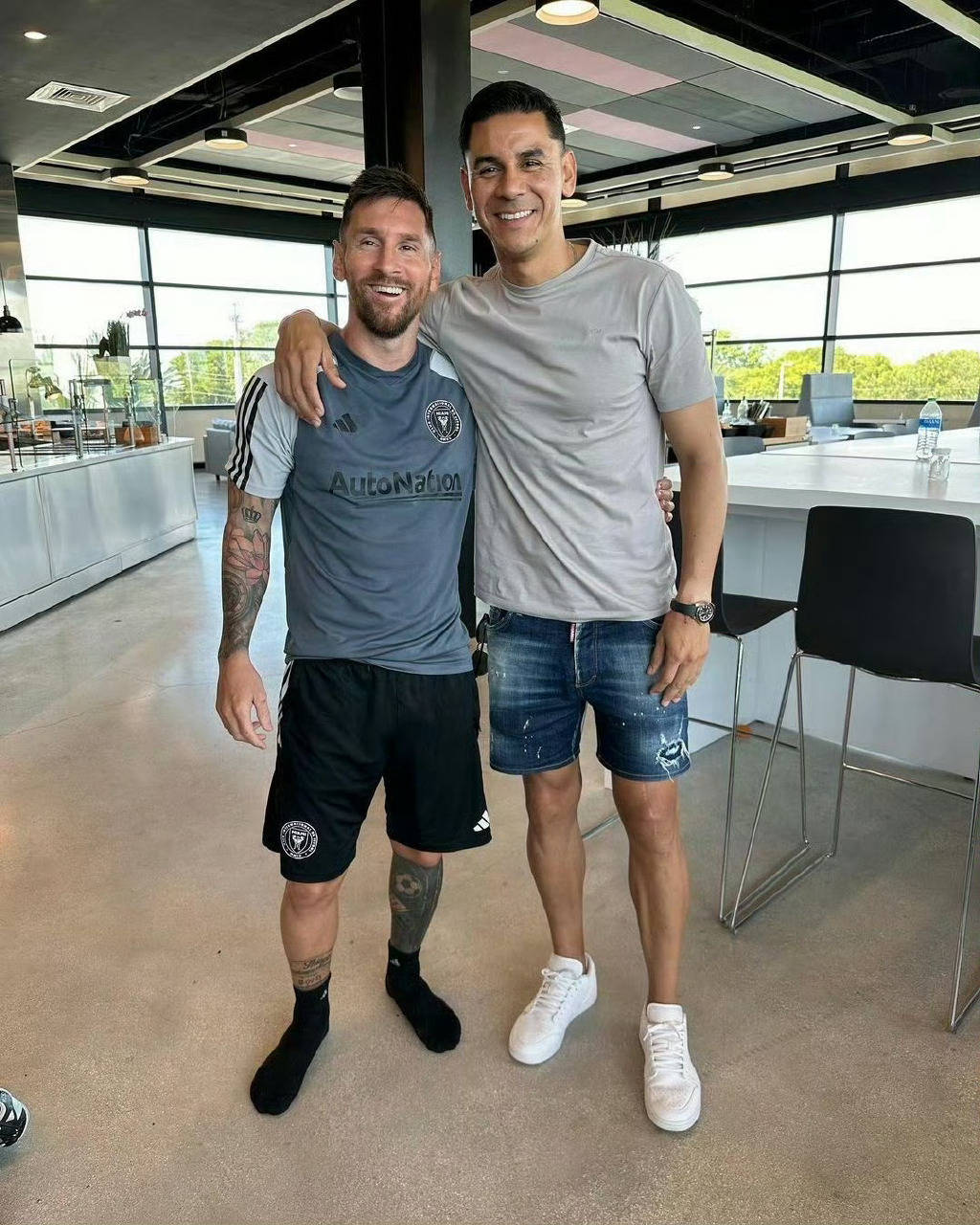 梅西前队友接受采访谈未来,曝光内幕引发热议的简单介绍 梅西前队友接受采访谈未来,曝光内幕引发热议的简单介绍