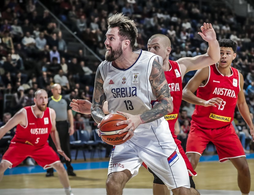 外援助攻串连,球队连胜保持头名位置 外援助攻串连,球队连胜保持头名位置