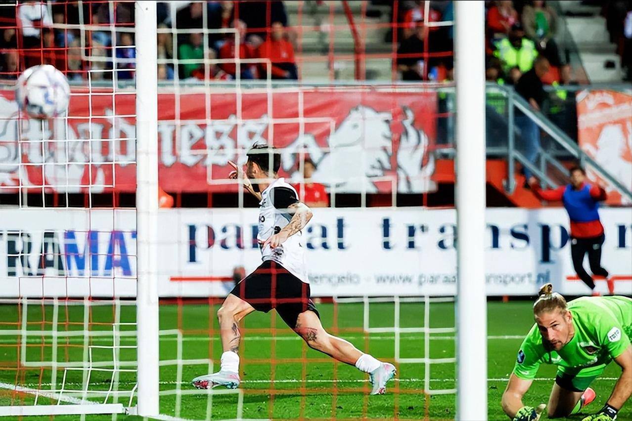 阿贾克斯阵中新星崭露头角,成为球队未来希望 阿贾克斯阵中新星崭露头角,成为球队未来希望