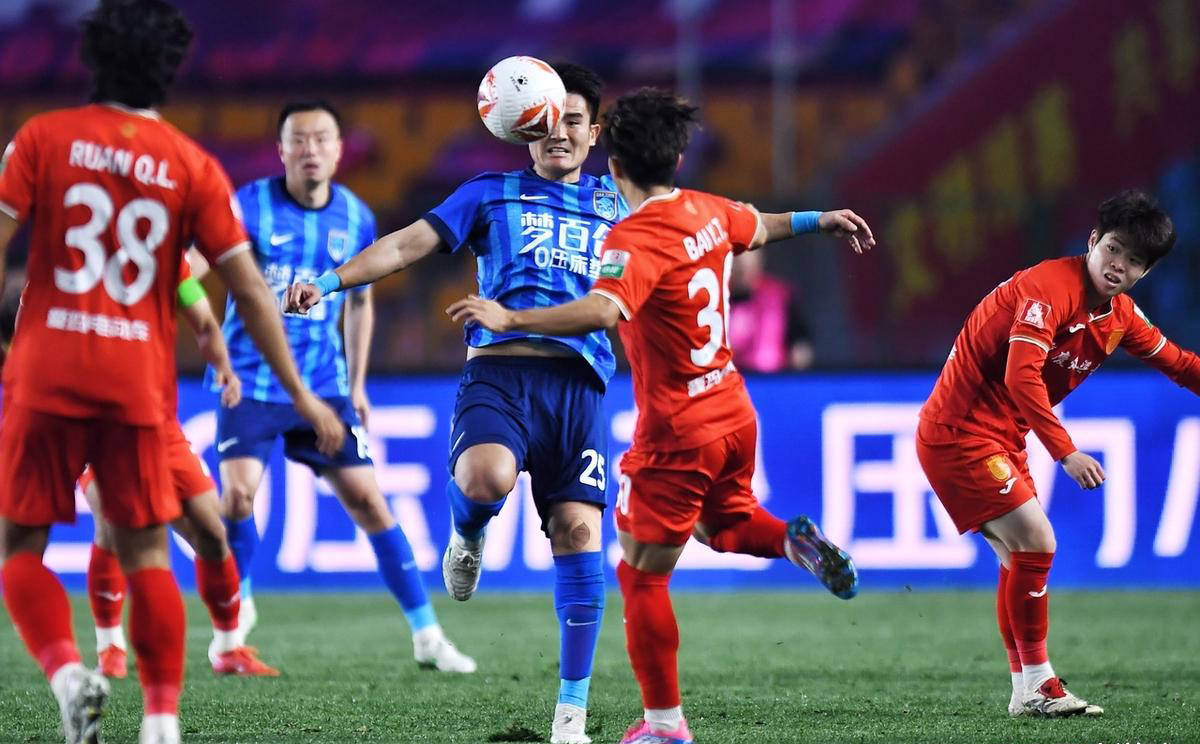 阿贾克斯阵中新星崭露头角,成为球队未来希望 阿贾克斯阵中新星崭露头角,成为球队未来希望