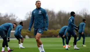 阿斯顿维拉客场告捷，追赶领先者