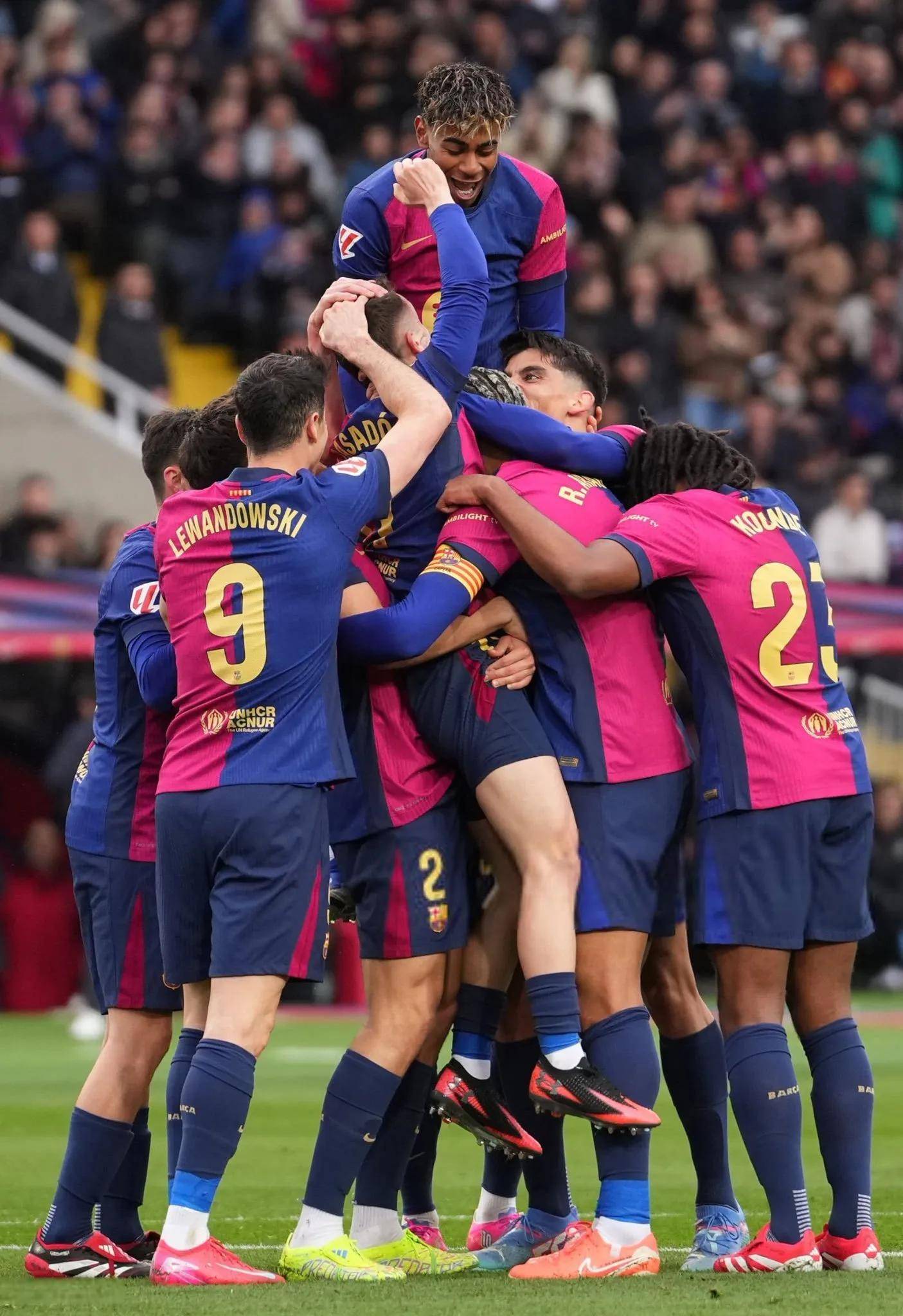 曼联险胜对手,踏上半决赛征程共同前行 曼联险胜对手,踏上半决赛征程共同前行