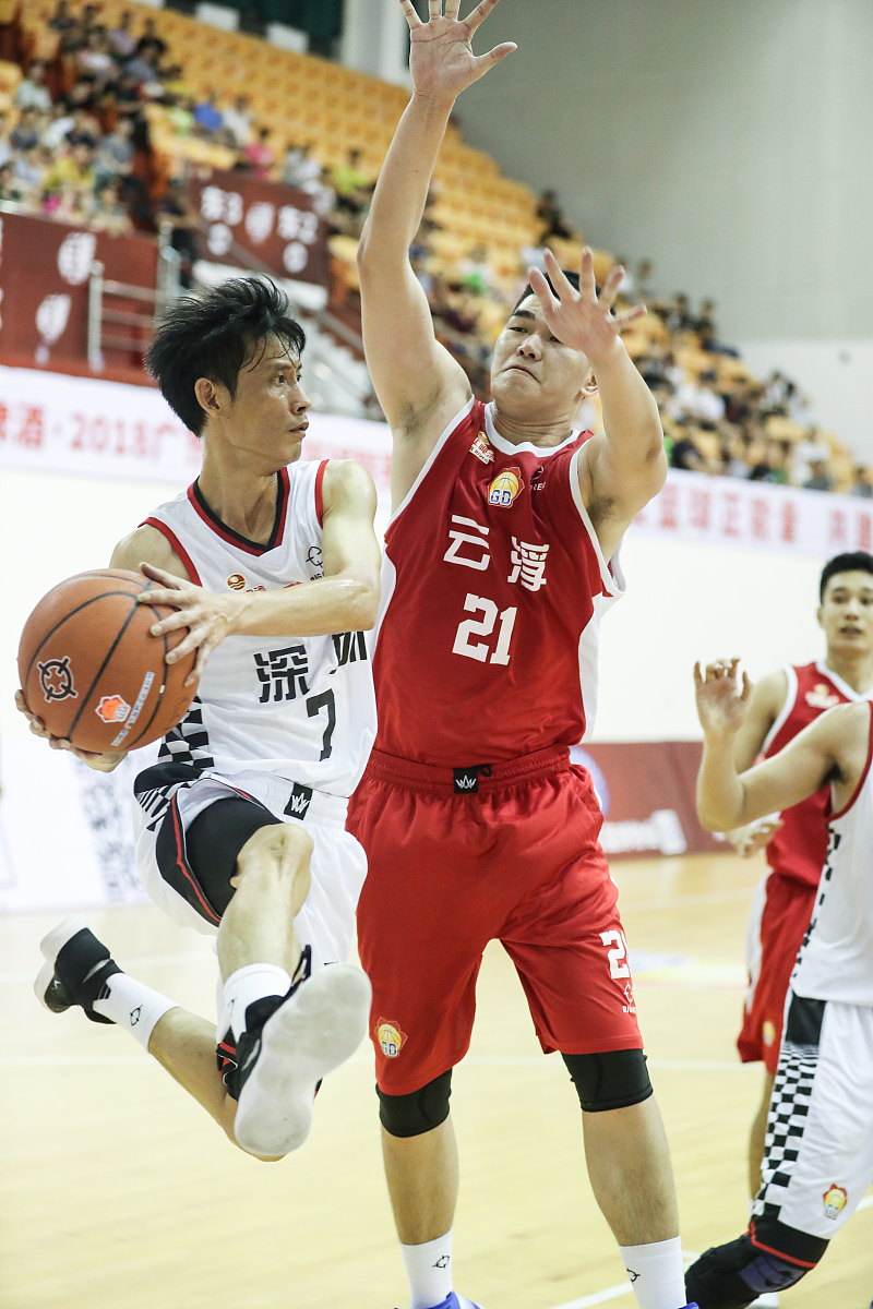 河北男篮在比赛中展现团队合作精神 河北男篮在比赛中展现团队合作精神