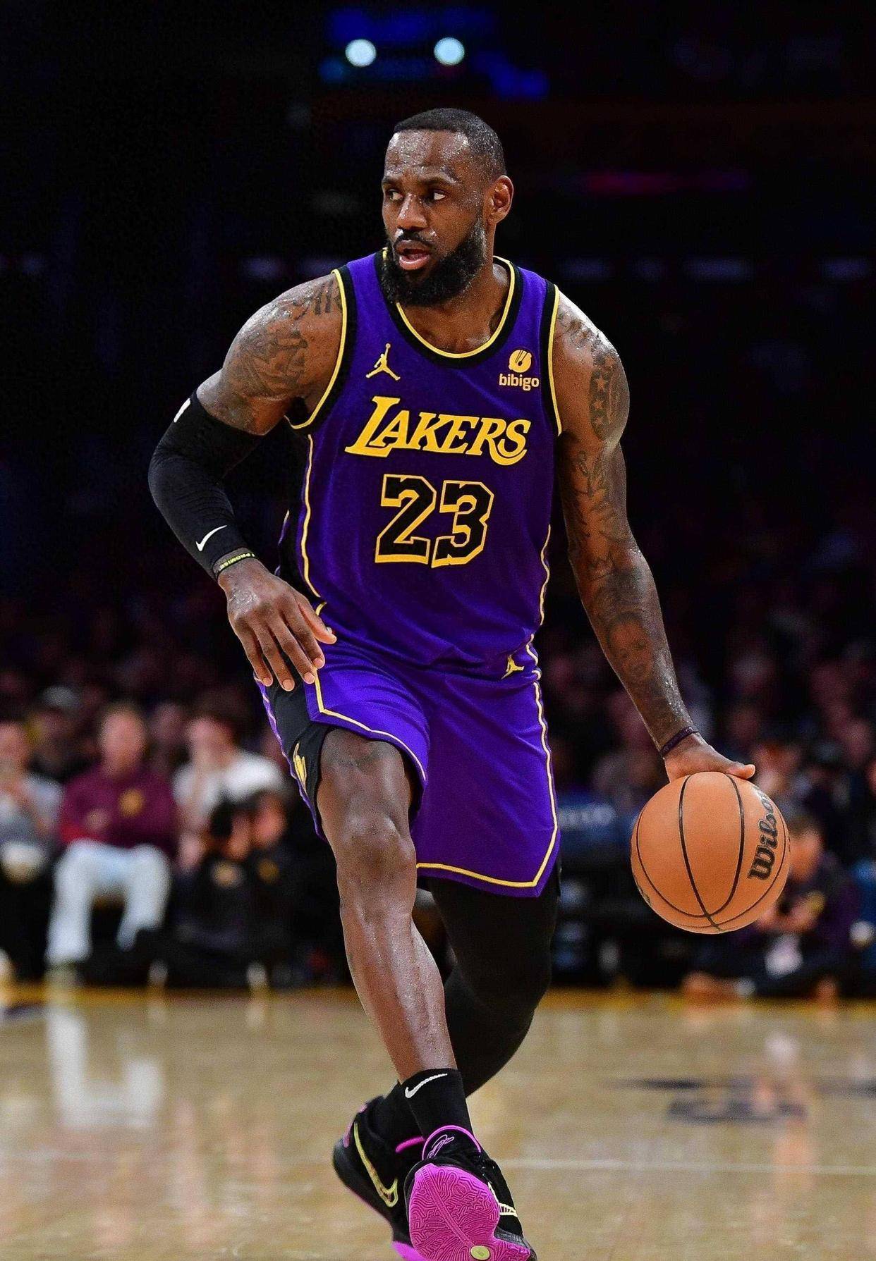 詹姆斯三分绝杀逆转火箭