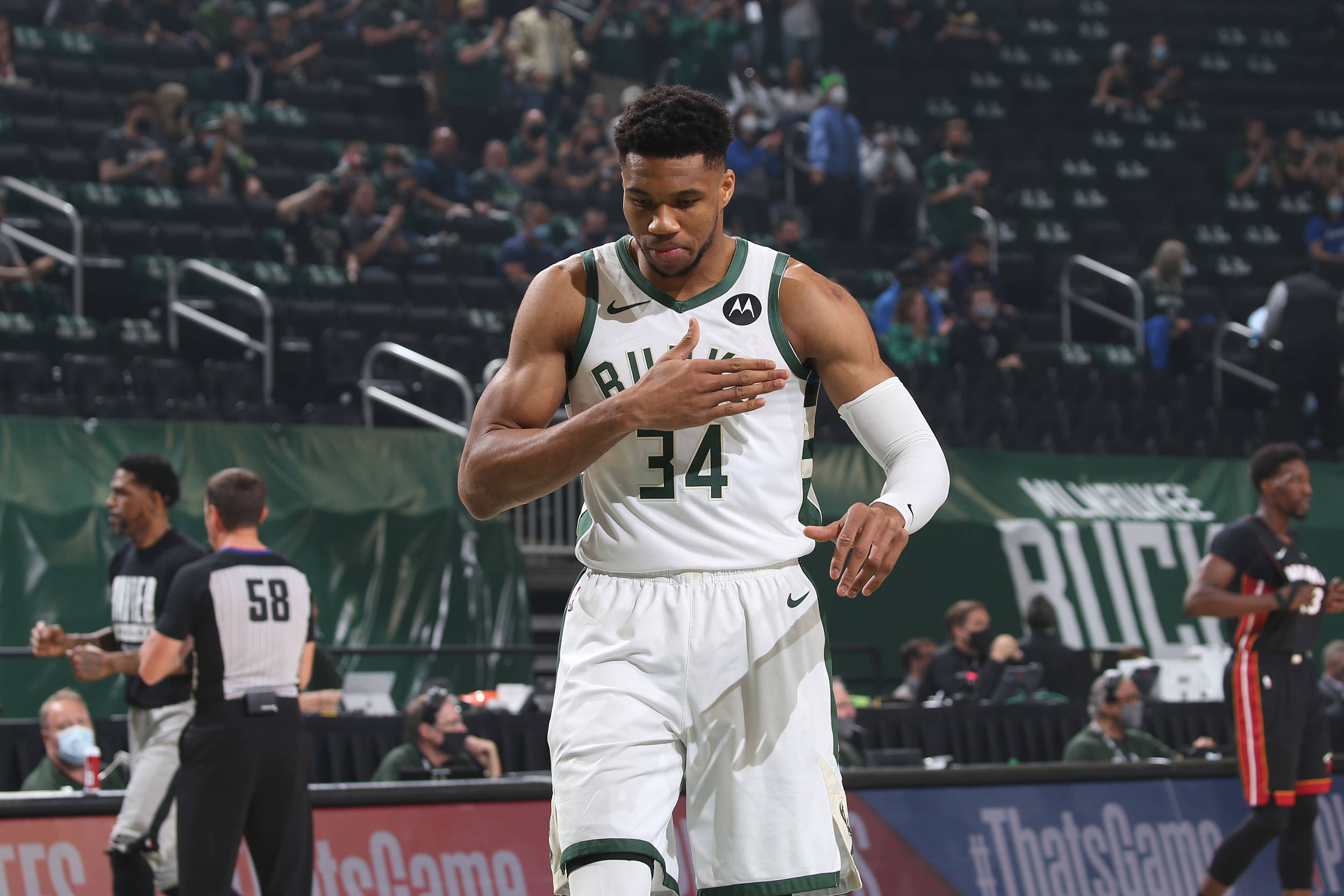 雄鹿客场击败篮网，取得两连胜