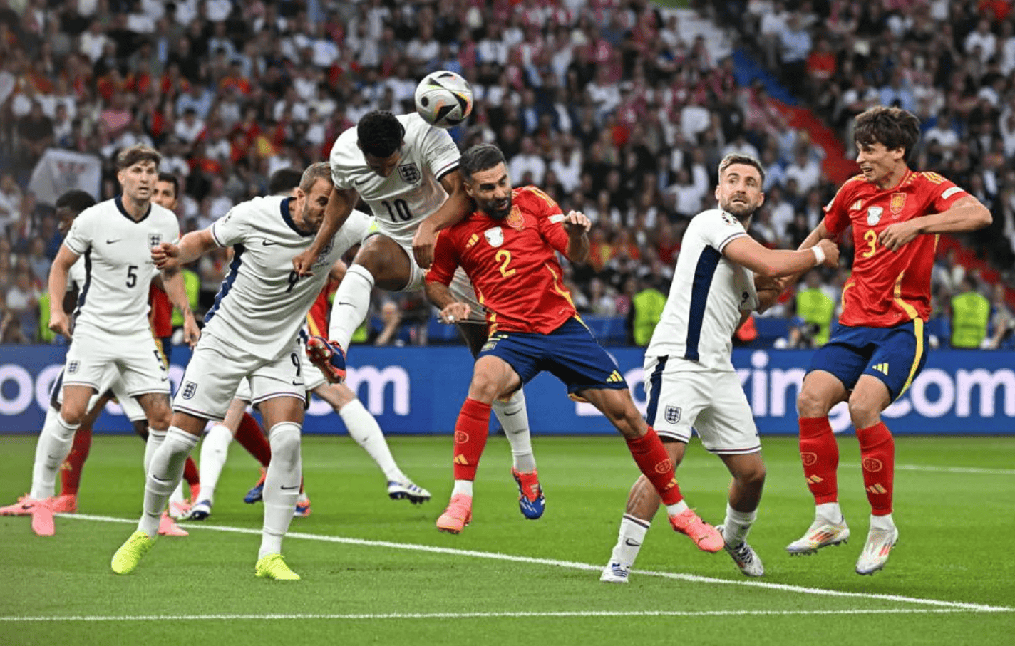 世界足球强队争夺胜利,决胜时刻! 世界足球强队争夺胜利,决胜时刻!