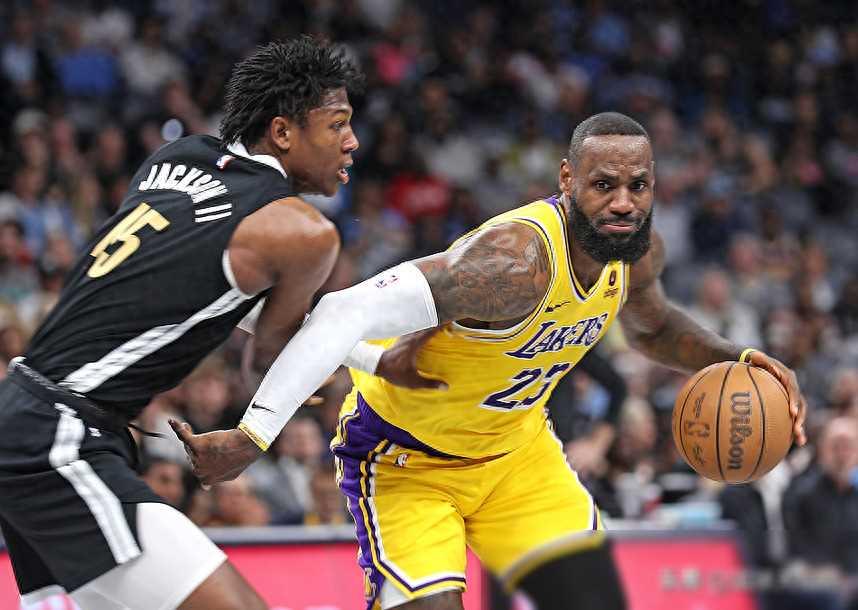 火箭队客场逆转击败开拓者队，霍顿-塔克致胜三分