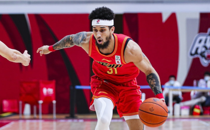 神秘黑马突然崛起，对手满含挑战