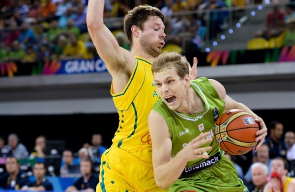 斯洛文尼亚队奋力抗争，取得晋级