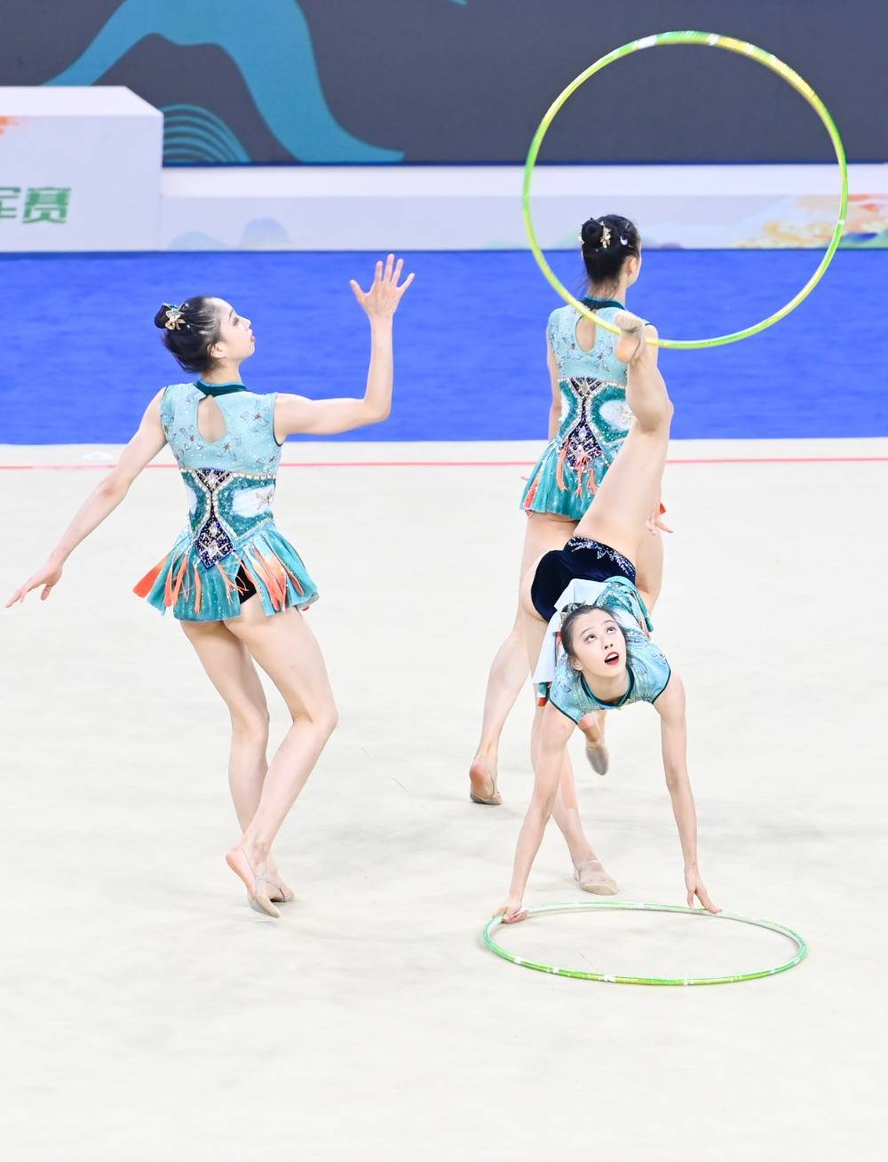 体操比赛选手优雅飒爽登场称霸