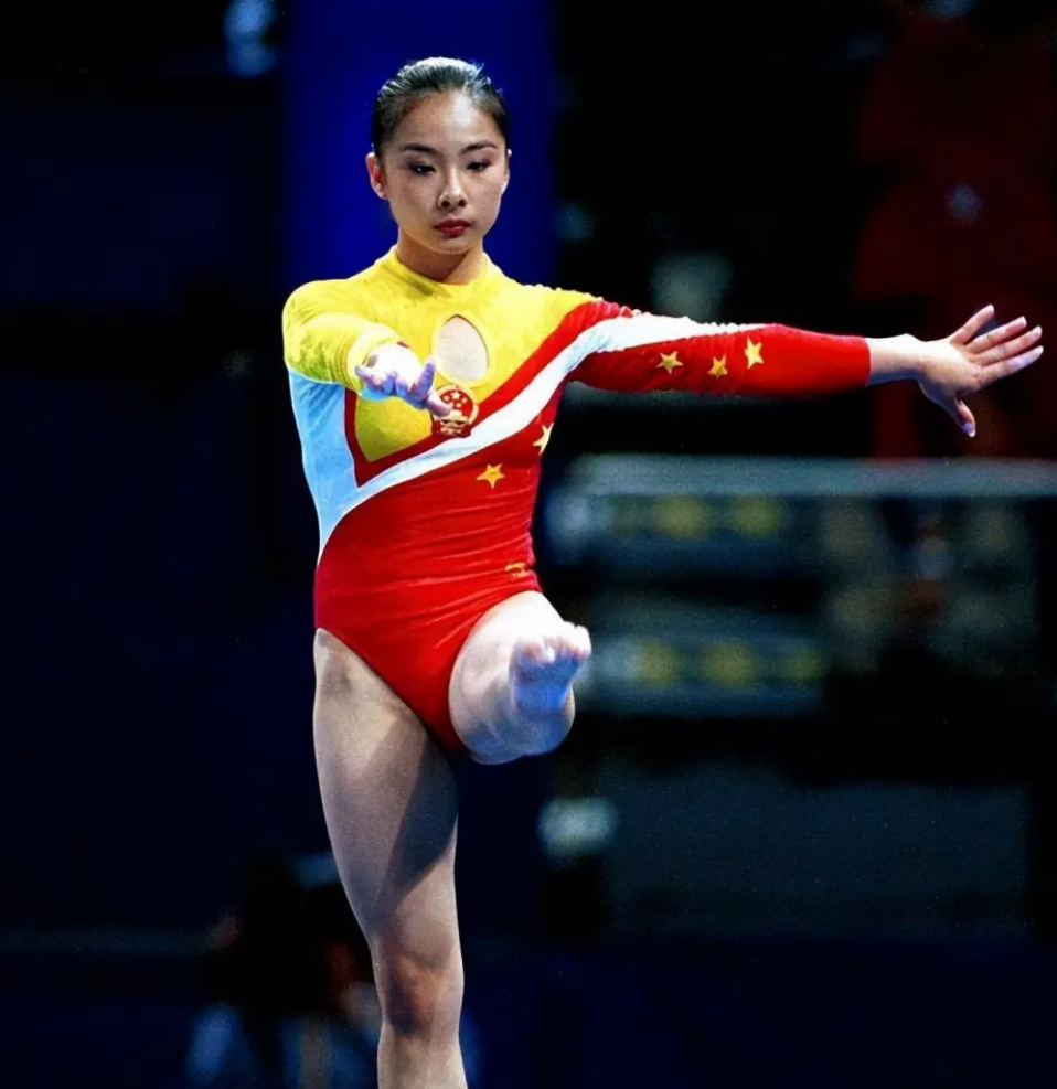 体操比赛选手优雅飒爽登场称霸