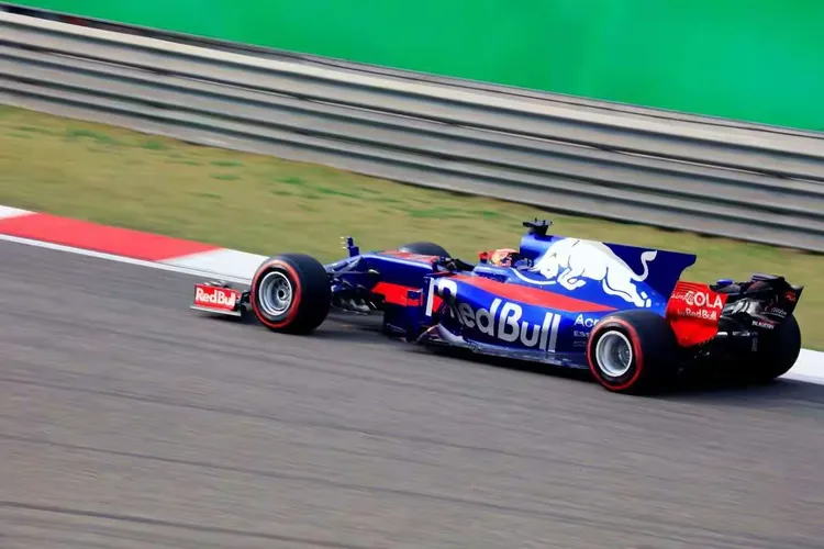 红牛二队碾压梅赛德斯，拉塞尔惊艳四座的简单介绍