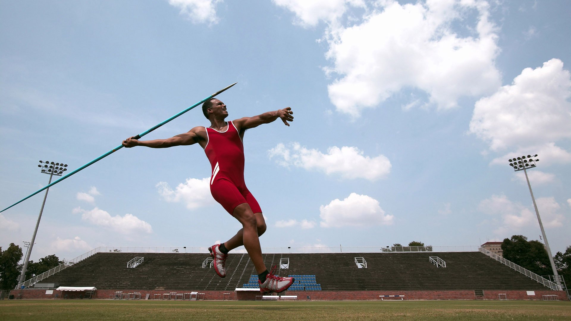 波兰锋线全面压制西班牙防线，加克波在安菲尔德的暴雨中接管欧冠命运