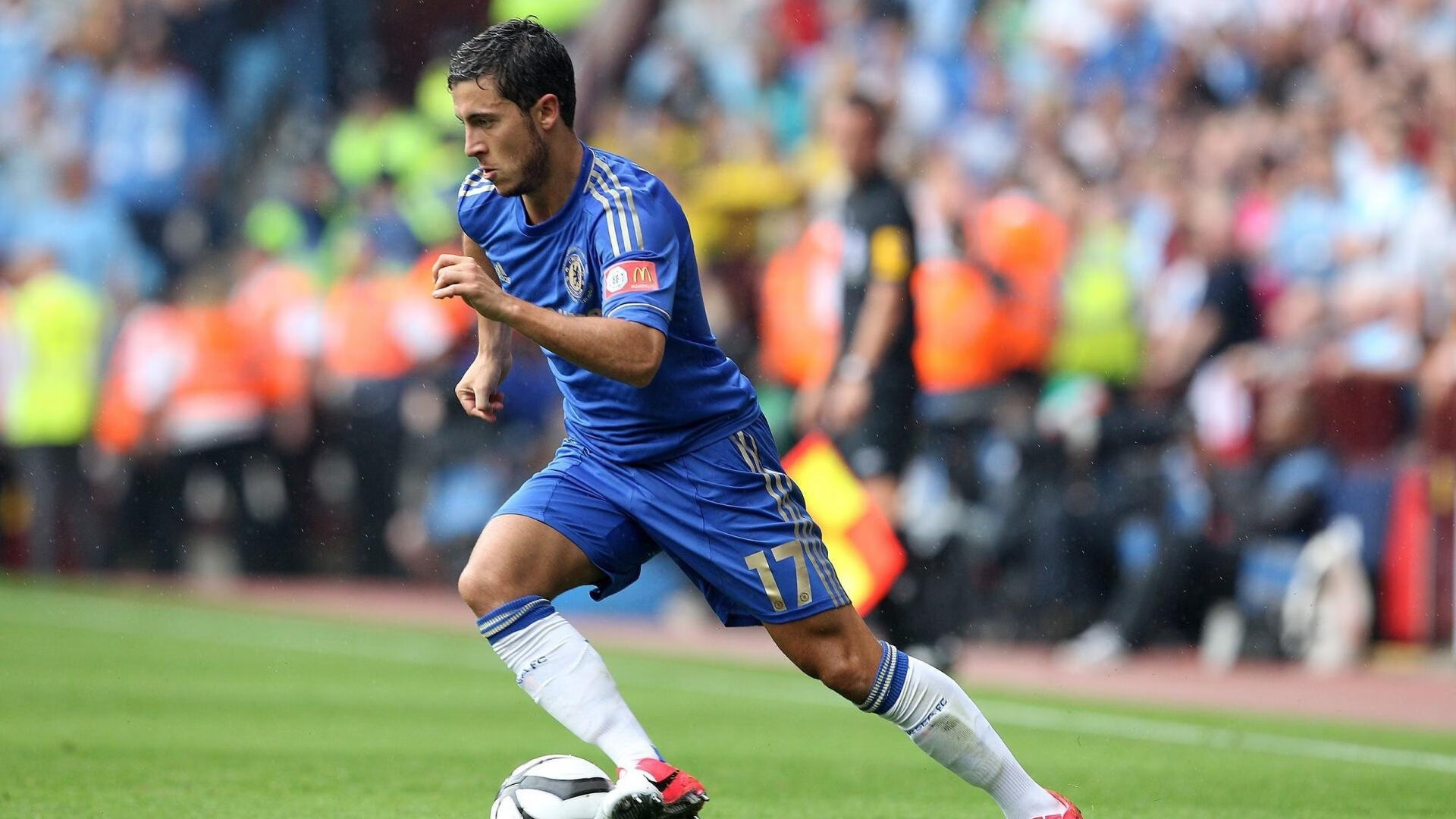 波兰锋线全面压制西班牙防线，加克波在安菲尔德的暴雨中接管欧冠命运