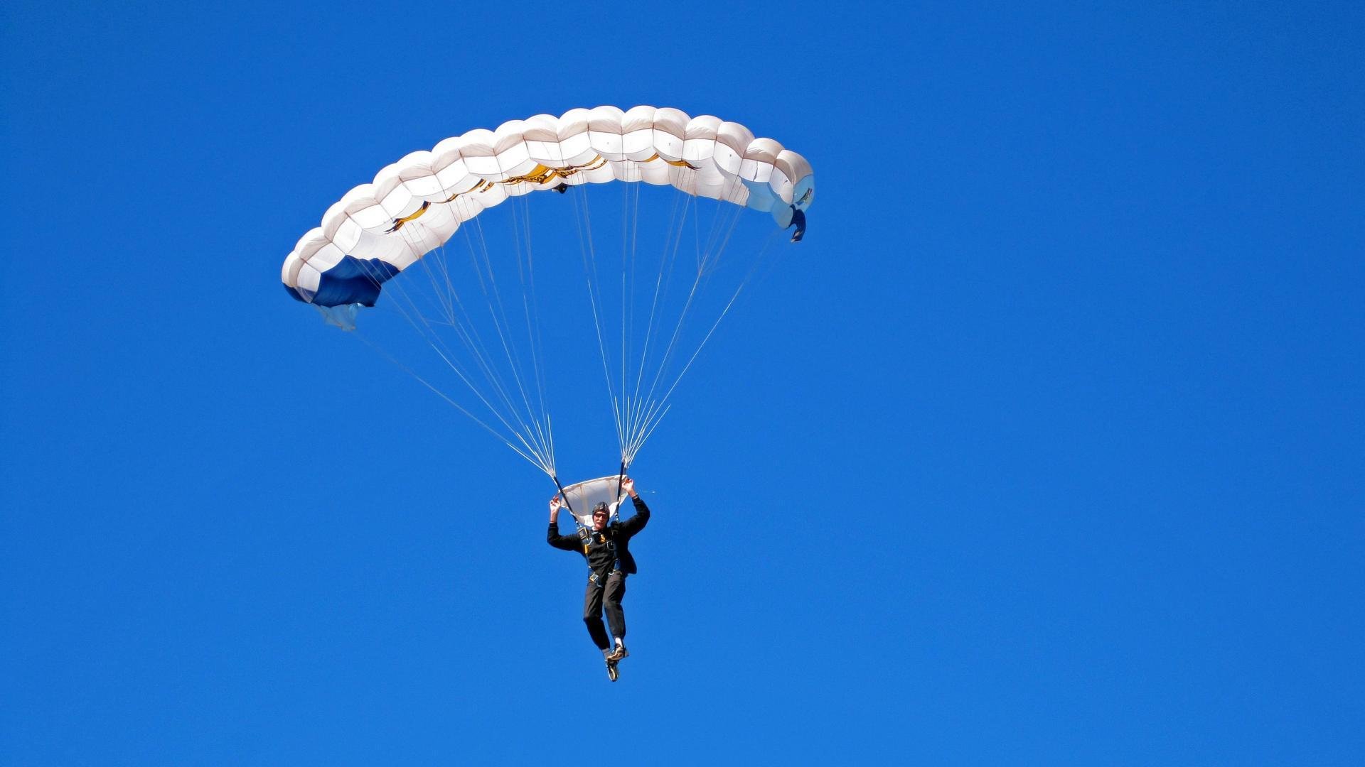 双线缠斗，引擎啸叫与终场蜂鸣在午夜街道共振