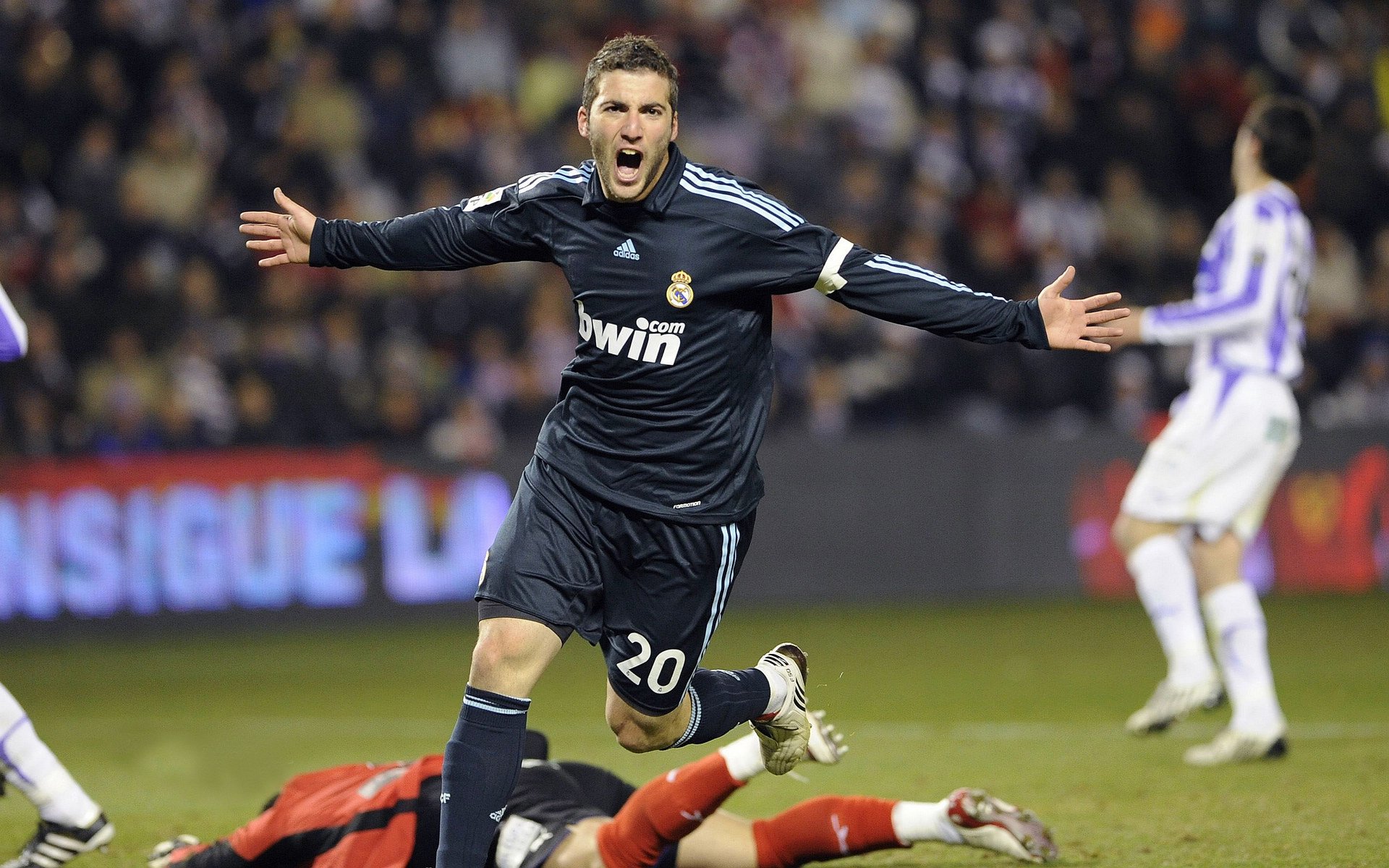 绿茵兵法，韩国轻取墨西哥，皮克高光诠释老将价值